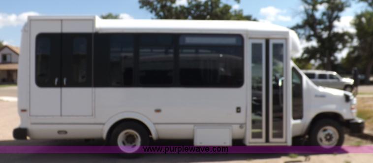 image for item H9092 2010 Ford 801 bus