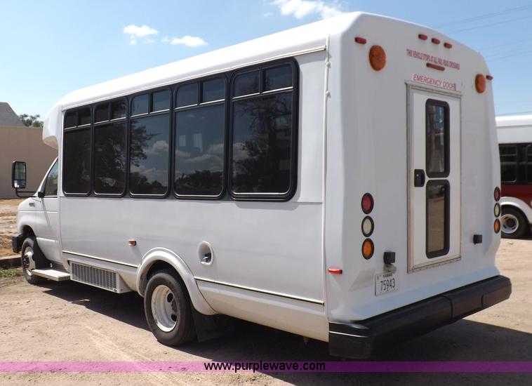 image for item H9092 2010 Ford 801 bus