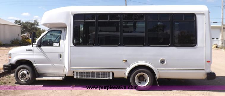 image for item H9092 2010 Ford 801 bus