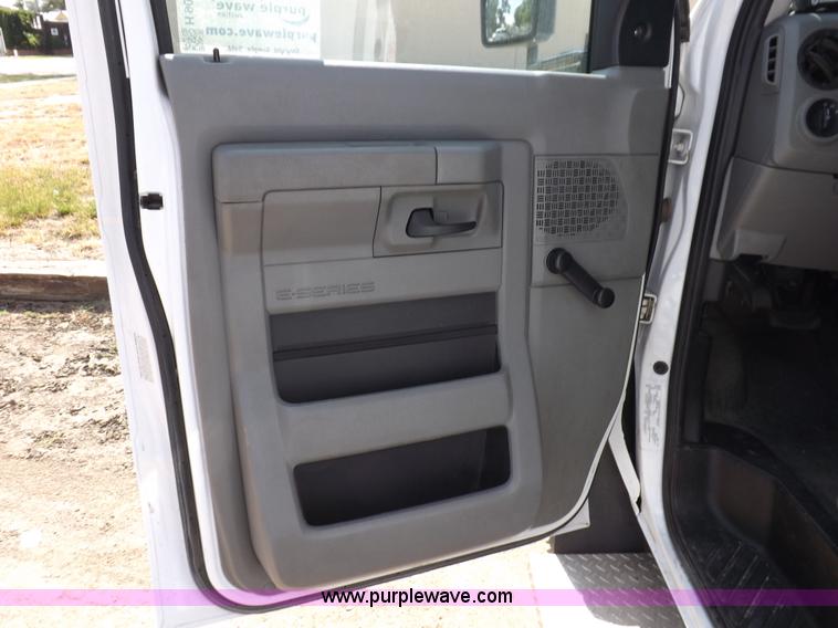 image for item H9092 2010 Ford 801 bus