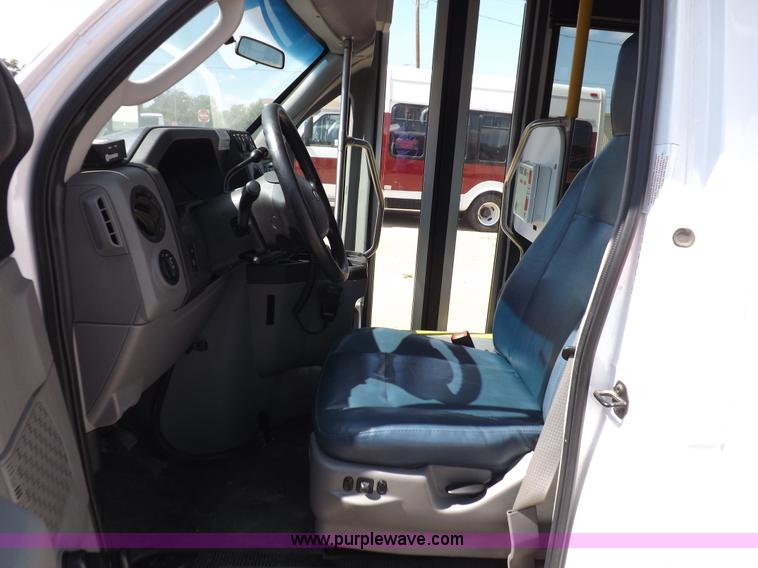 image for item H9092 2010 Ford 801 bus