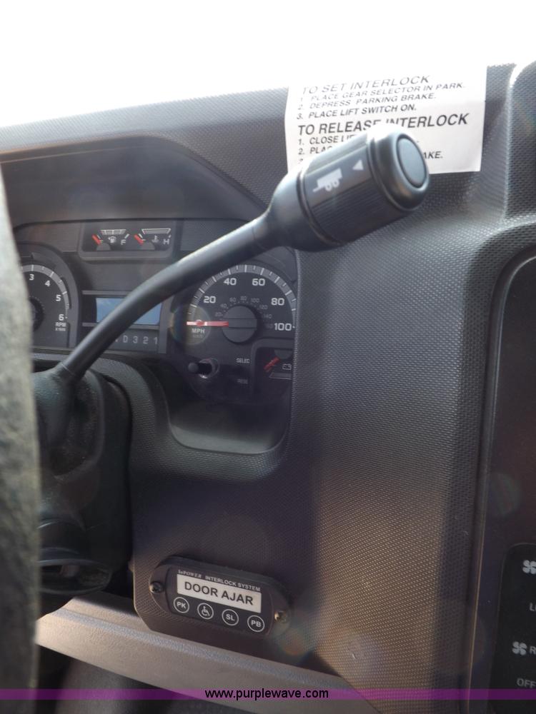 image for item H9092 2010 Ford 801 bus