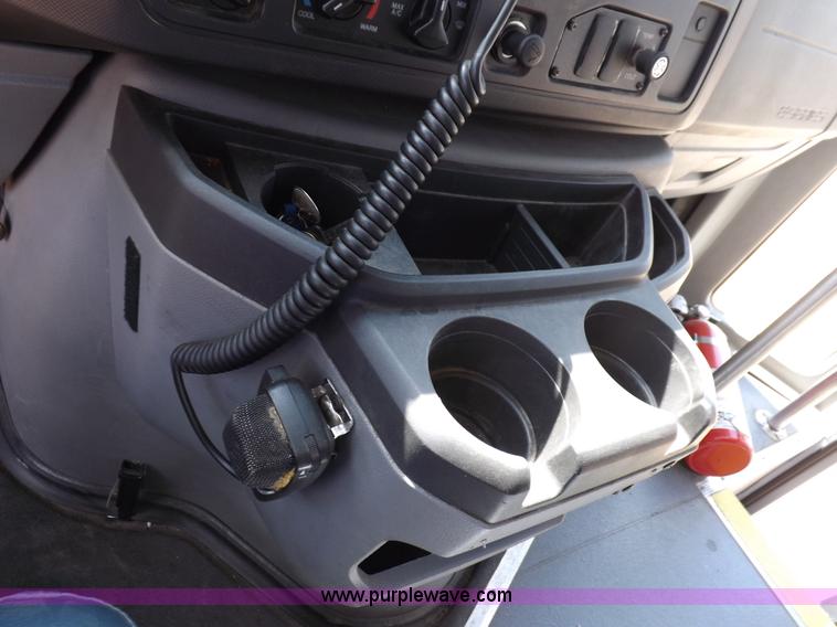 image for item H9092 2010 Ford 801 bus