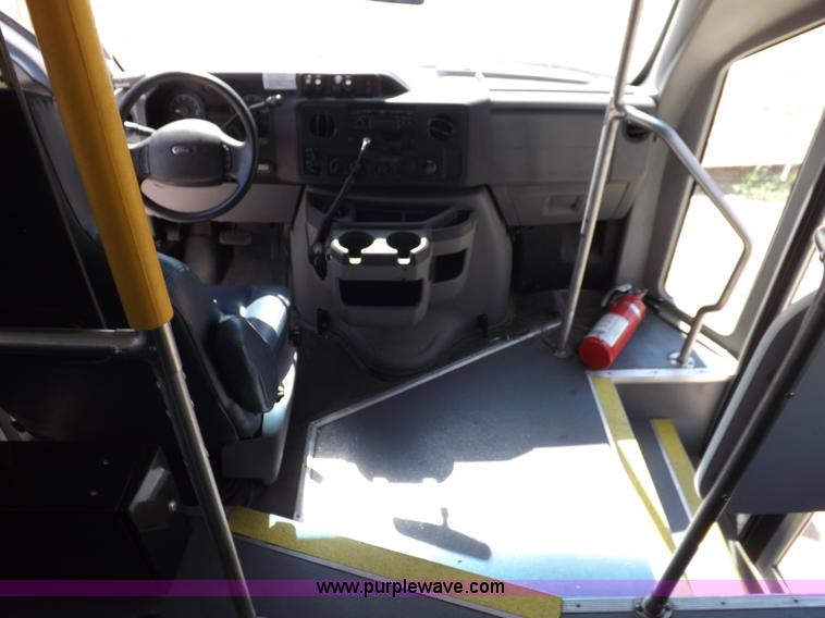 image for item H9092 2010 Ford 801 bus