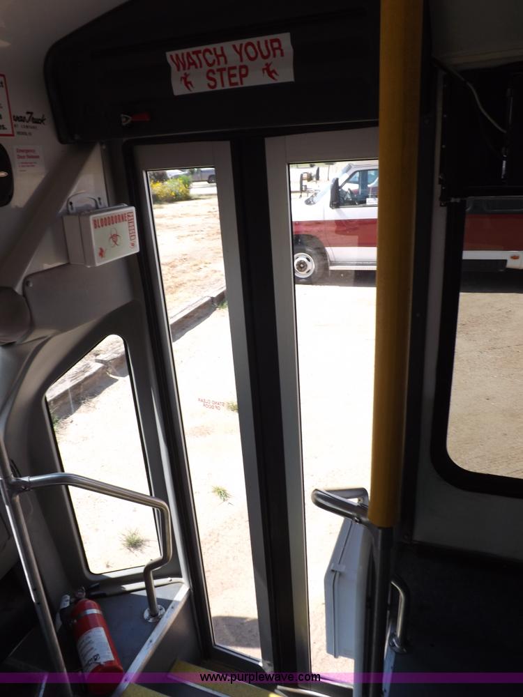 image for item H9092 2010 Ford 801 bus