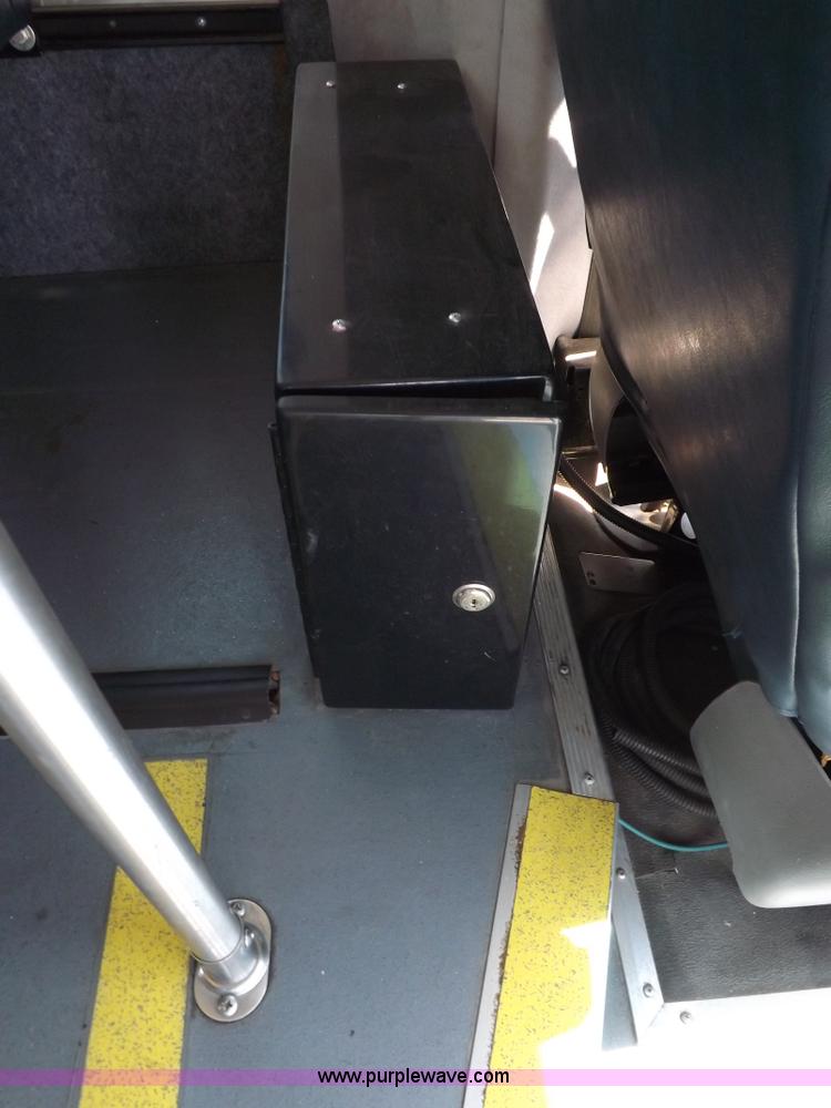 image for item H9092 2010 Ford 801 bus