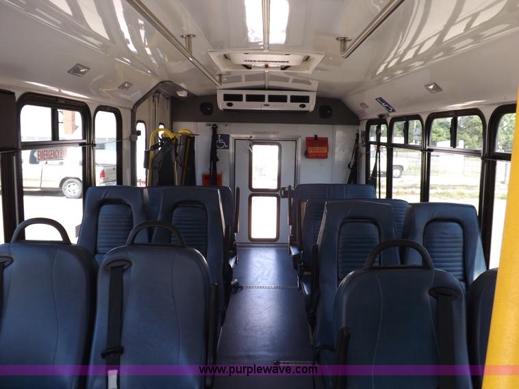 image for item H9092 2010 Ford 801 bus