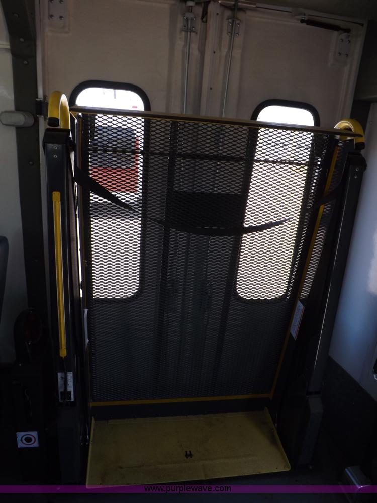 image for item H9092 2010 Ford 801 bus