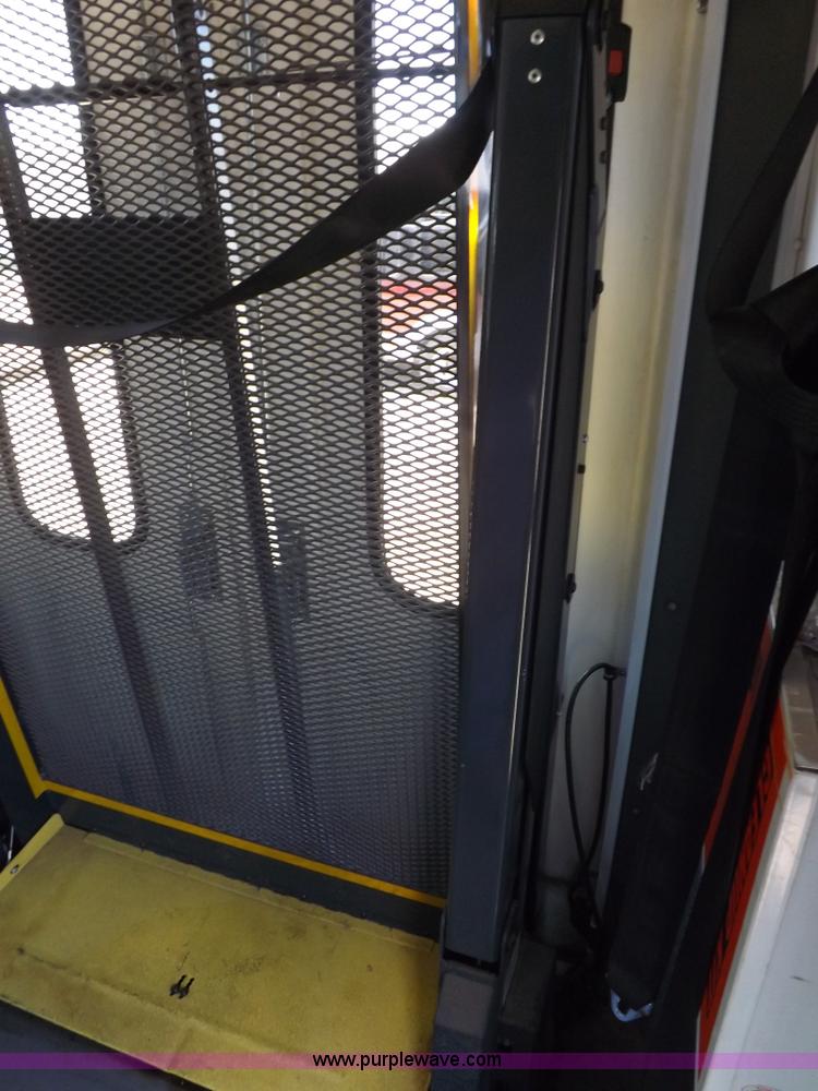 image for item H9092 2010 Ford 801 bus