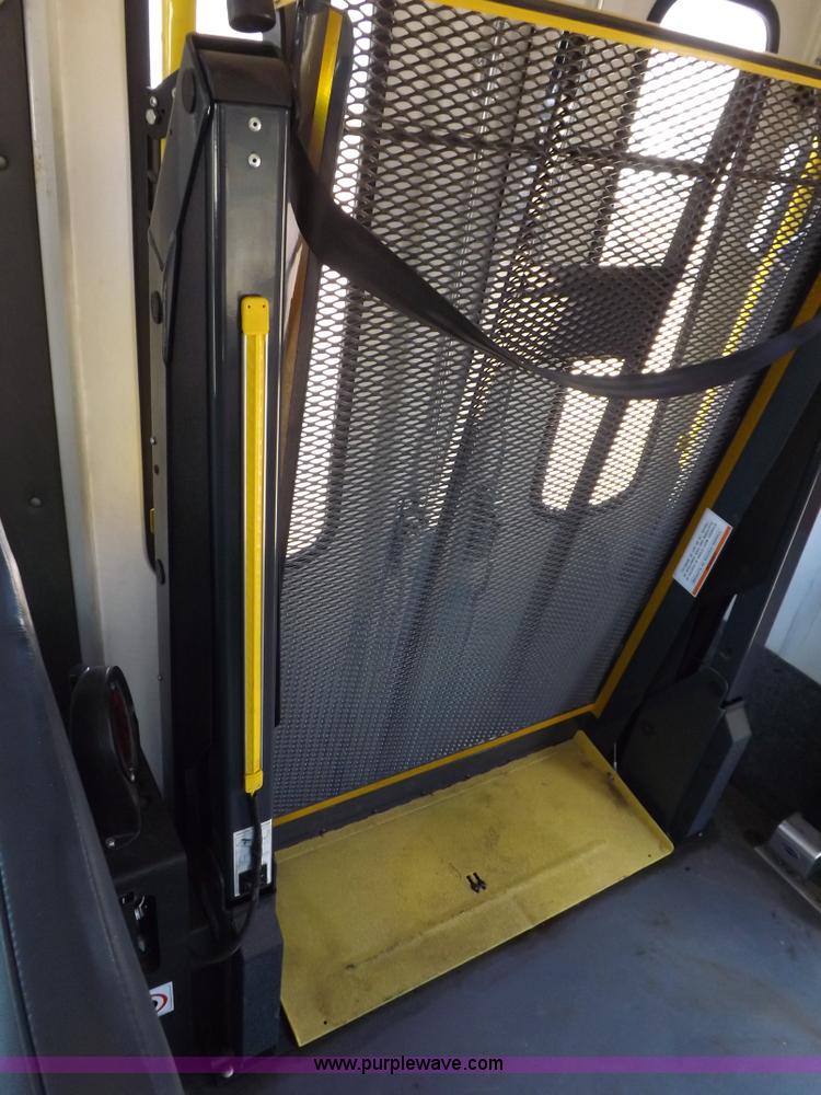 image for item H9092 2010 Ford 801 bus