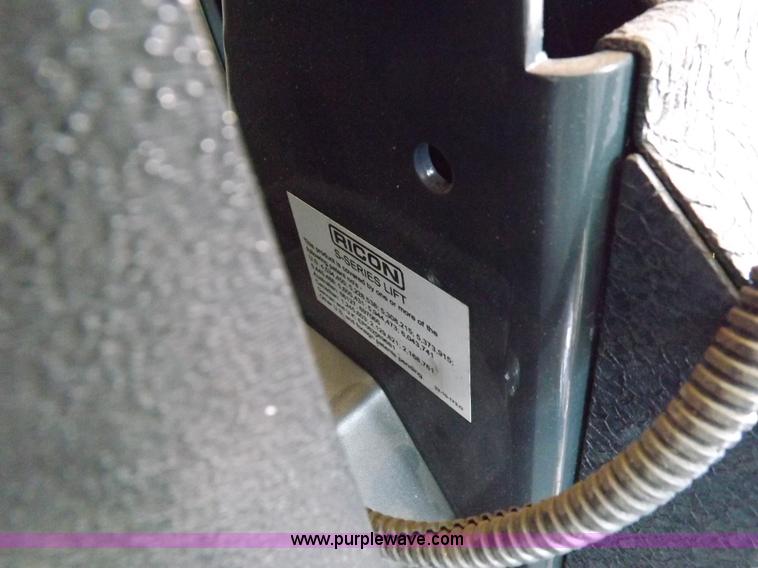 image for item H9092 2010 Ford 801 bus