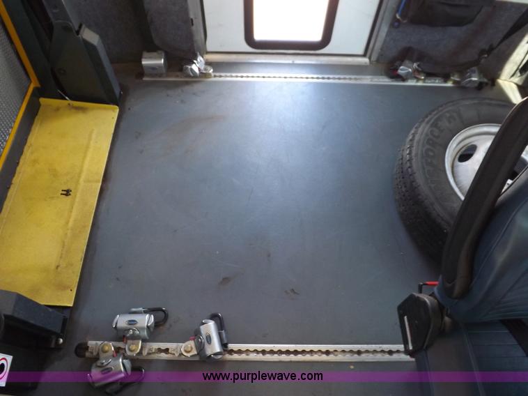 image for item H9092 2010 Ford 801 bus