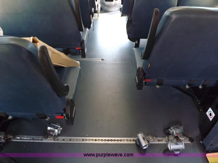 image for item H9092 2010 Ford 801 bus