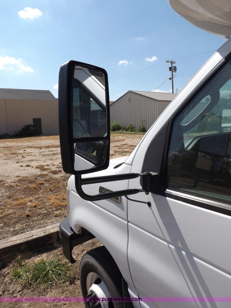 image for item H9092 2010 Ford 801 bus