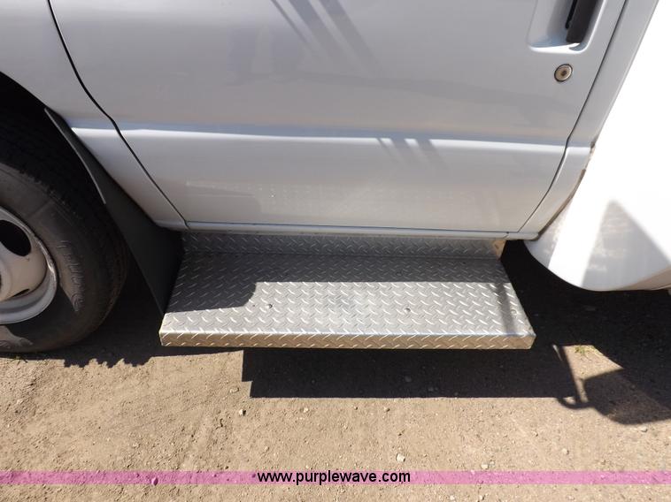 image for item H9092 2010 Ford 801 bus