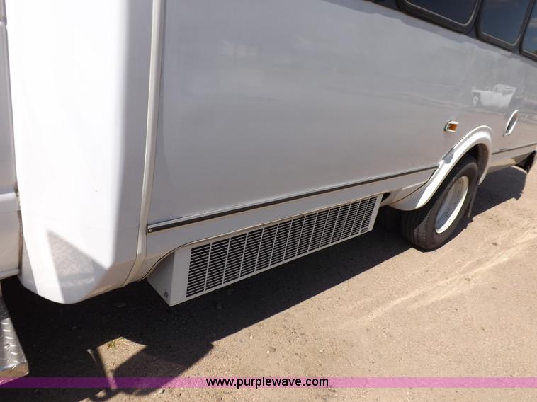 image for item H9092 2010 Ford 801 bus