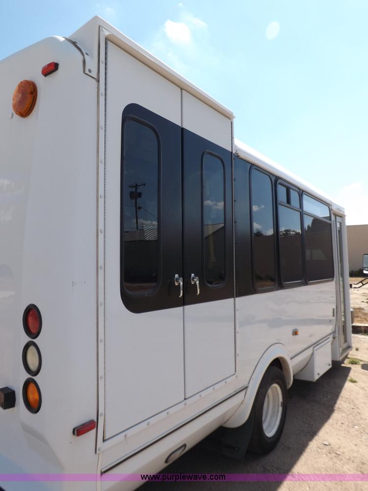 image for item H9092 2010 Ford 801 bus