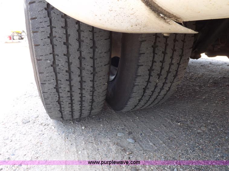 image for item H9092 2010 Ford 801 bus