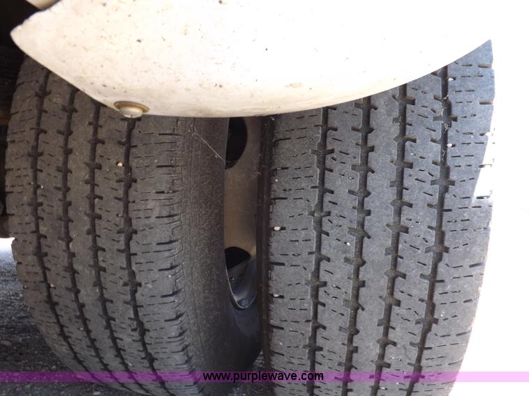 image for item H9092 2010 Ford 801 bus