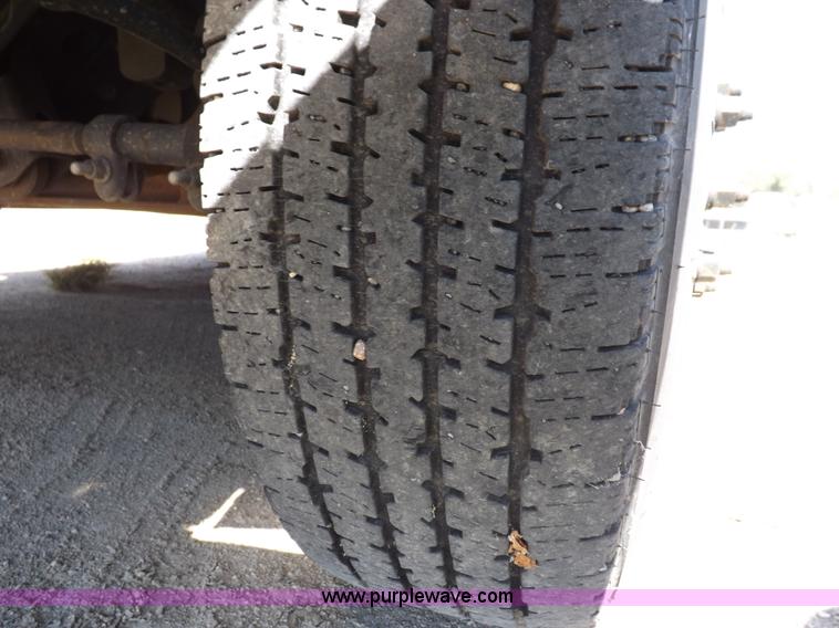 image for item H9092 2010 Ford 801 bus