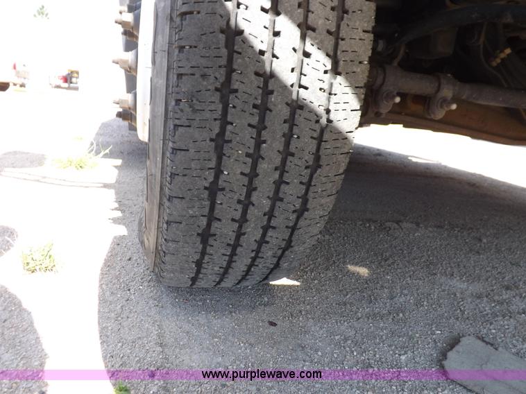 image for item H9092 2010 Ford 801 bus