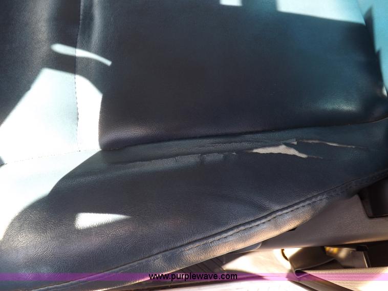 image for item H9092 2010 Ford 801 bus