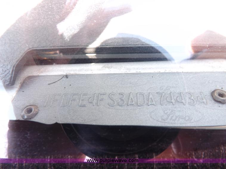 image for item H9092 2010 Ford 801 bus