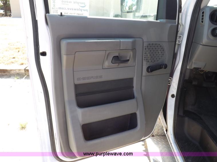 image for item H9093 2009 Ford E350 Super Duty bus