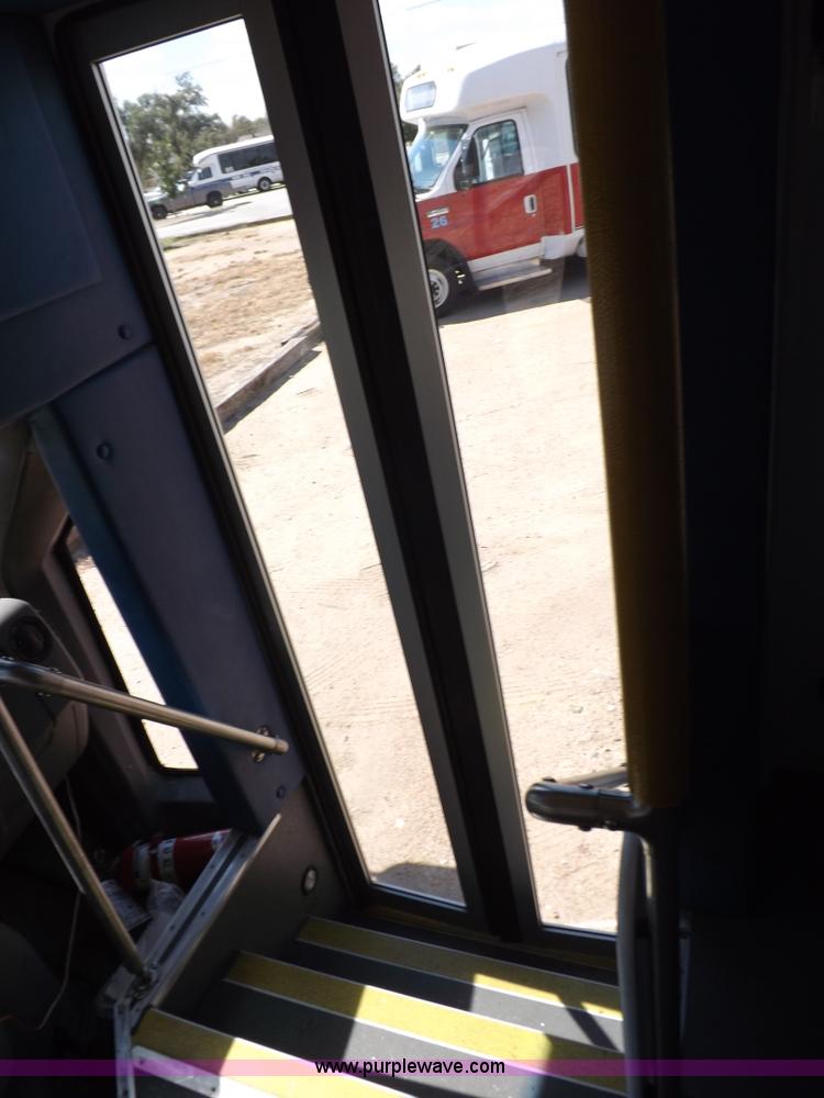 image for item H9093 2009 Ford E350 Super Duty bus