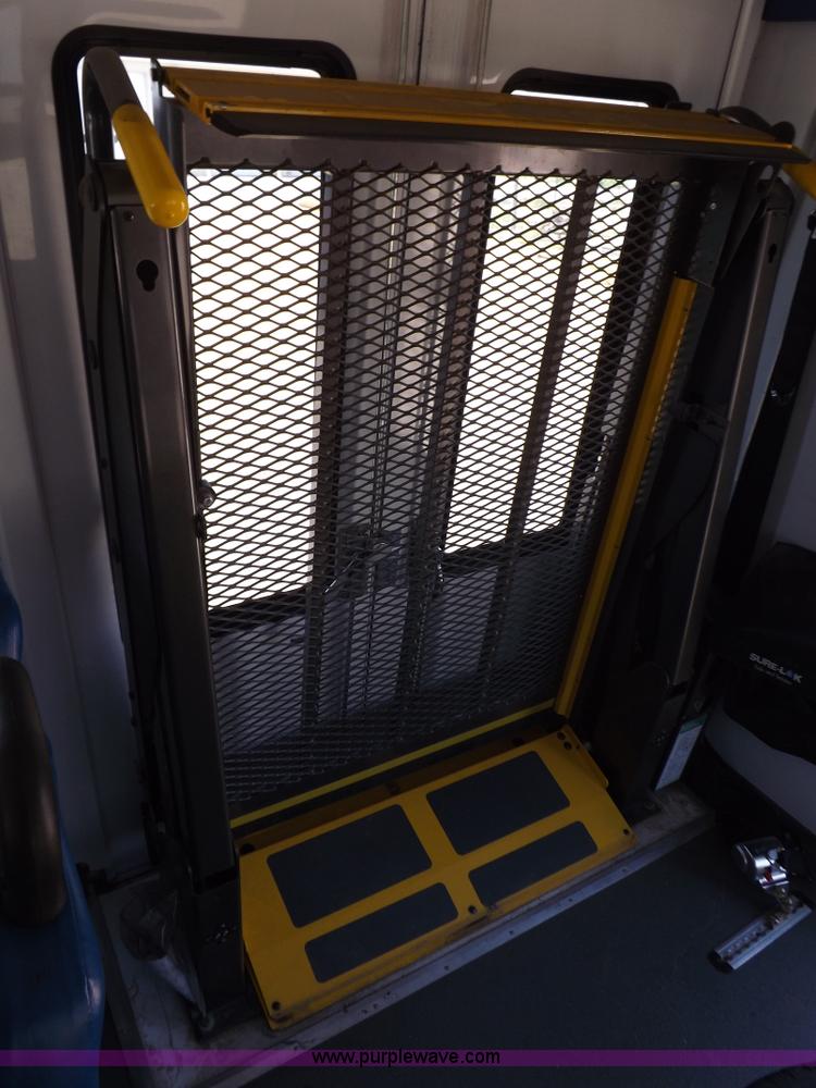 image for item H9093 2009 Ford E350 Super Duty bus