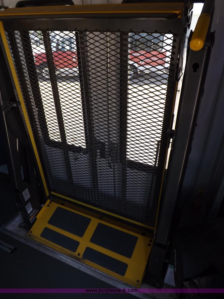 image for item H9093 2009 Ford E350 Super Duty bus