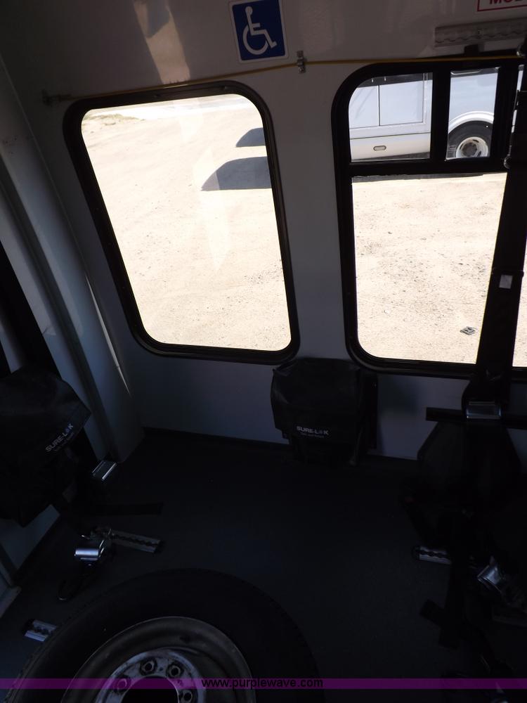 image for item H9093 2009 Ford E350 Super Duty bus