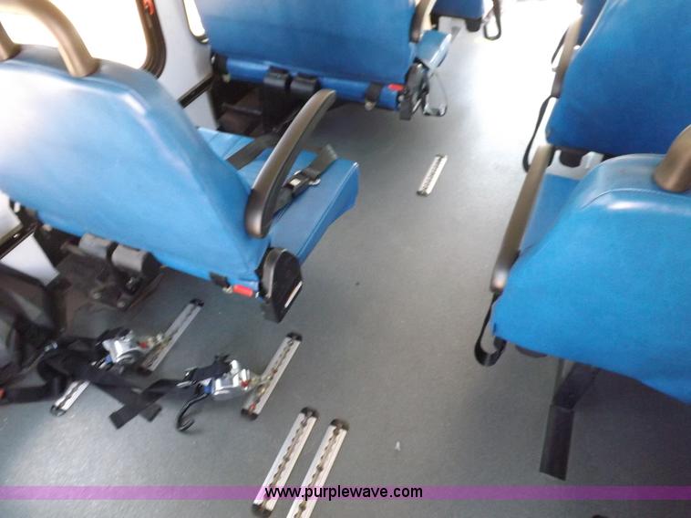 image for item H9093 2009 Ford E350 Super Duty bus