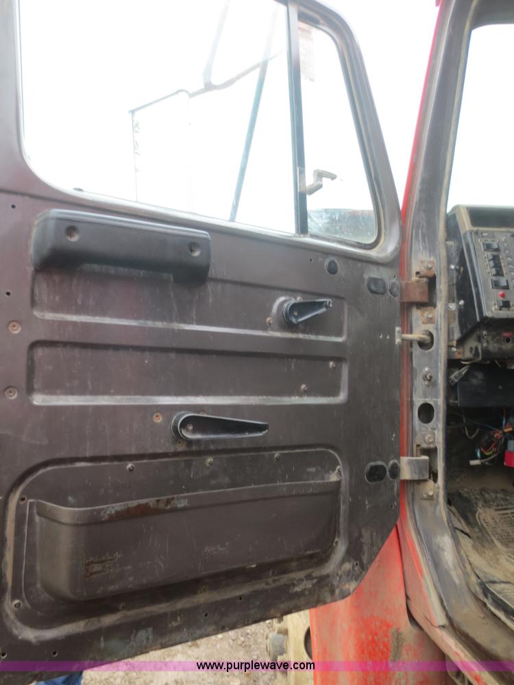 image for item I2194 1993 International 4900 dump truck