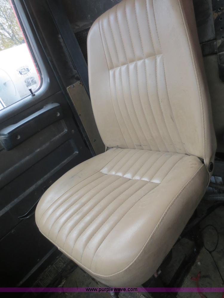 image for item I2194 1993 International 4900 dump truck