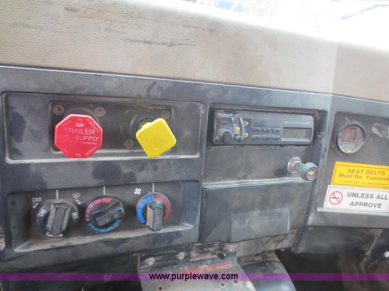 image for item I2194 1993 International 4900 dump truck