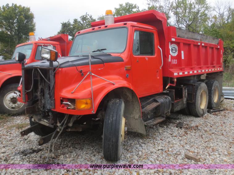 image for item I2195 1991 International 4900 dump truck