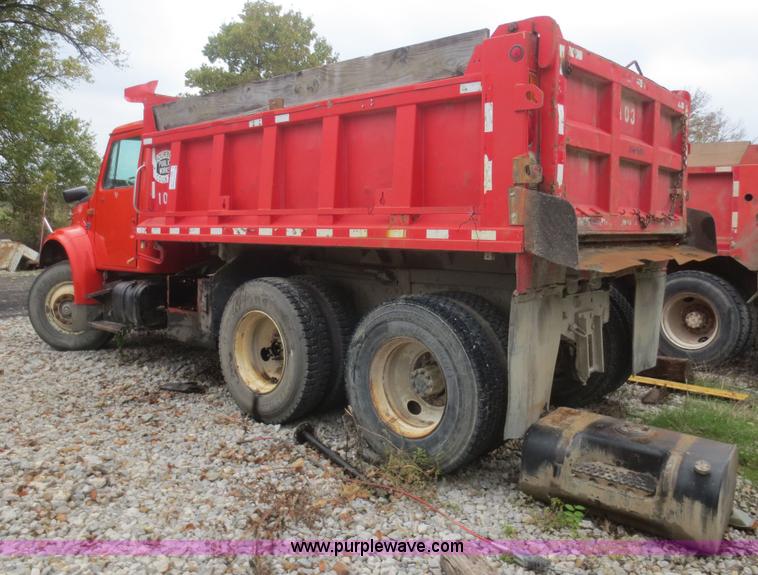 image for item I2195 1991 International 4900 dump truck