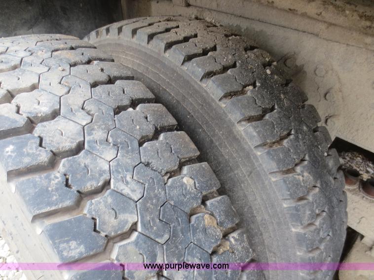 image for item I2195 1991 International 4900 dump truck