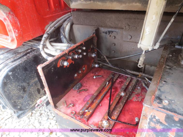 image for item I2195 1991 International 4900 dump truck