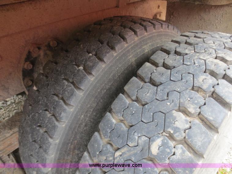 image for item I2195 1991 International 4900 dump truck