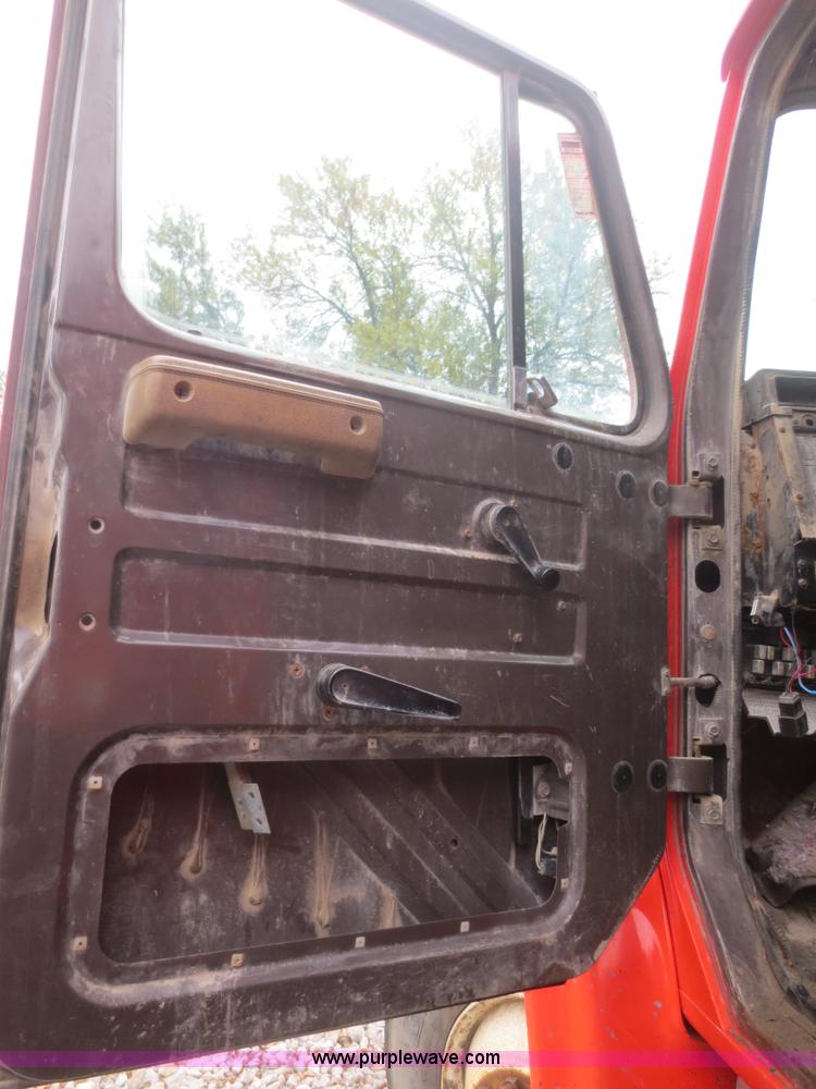 image for item I2195 1991 International 4900 dump truck