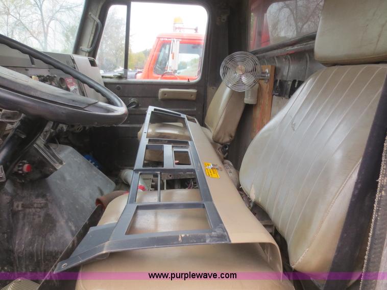 image for item I2195 1991 International 4900 dump truck