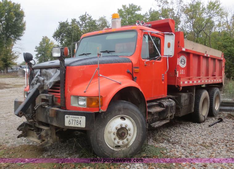 image for item I2196 1993 International 4900 dump truck