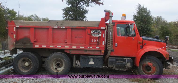 image for item I2196 1993 International 4900 dump truck