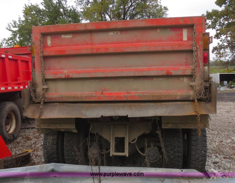 image for item I2196 1993 International 4900 dump truck