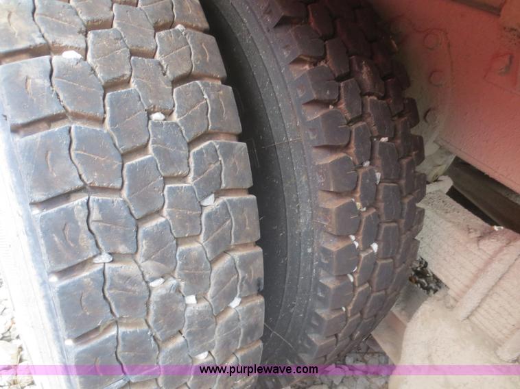 image for item I2196 1993 International 4900 dump truck