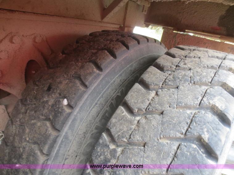 image for item I2196 1993 International 4900 dump truck