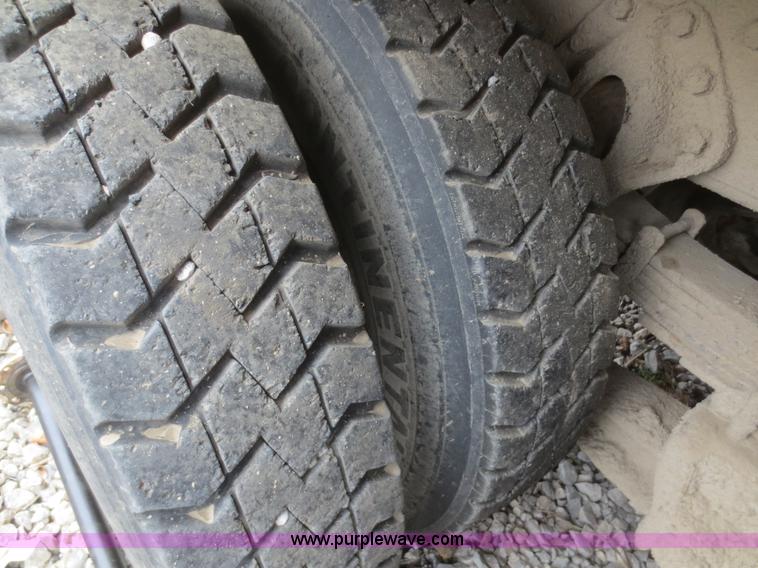 image for item I2196 1993 International 4900 dump truck