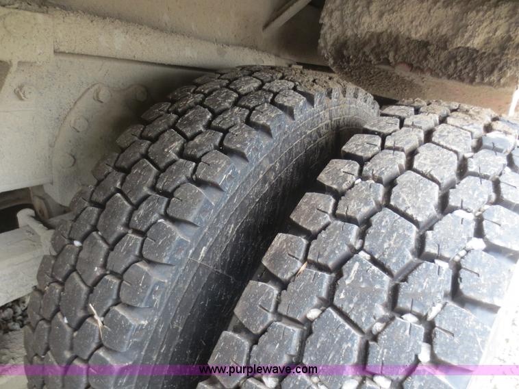 image for item I2196 1993 International 4900 dump truck